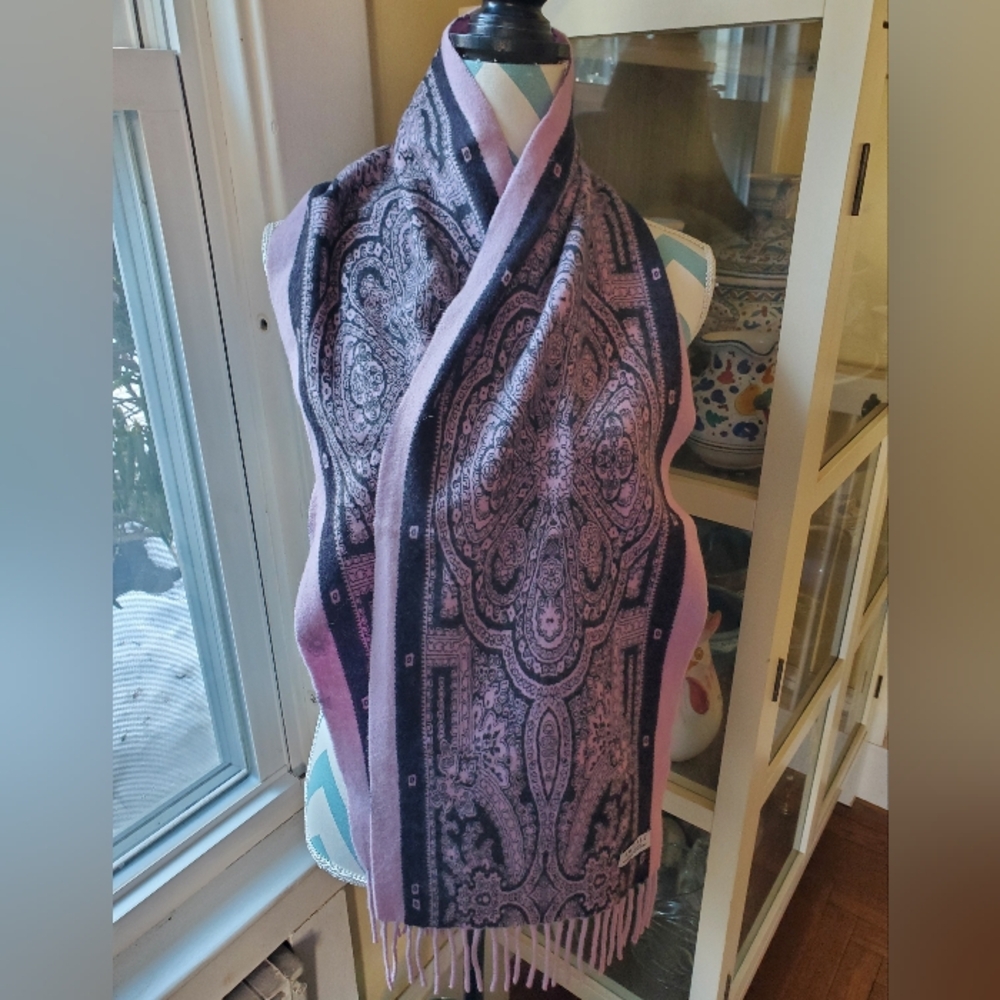 Elegant Amicale 100% Cashmere Paisley Scarf in Lavender and  Gray